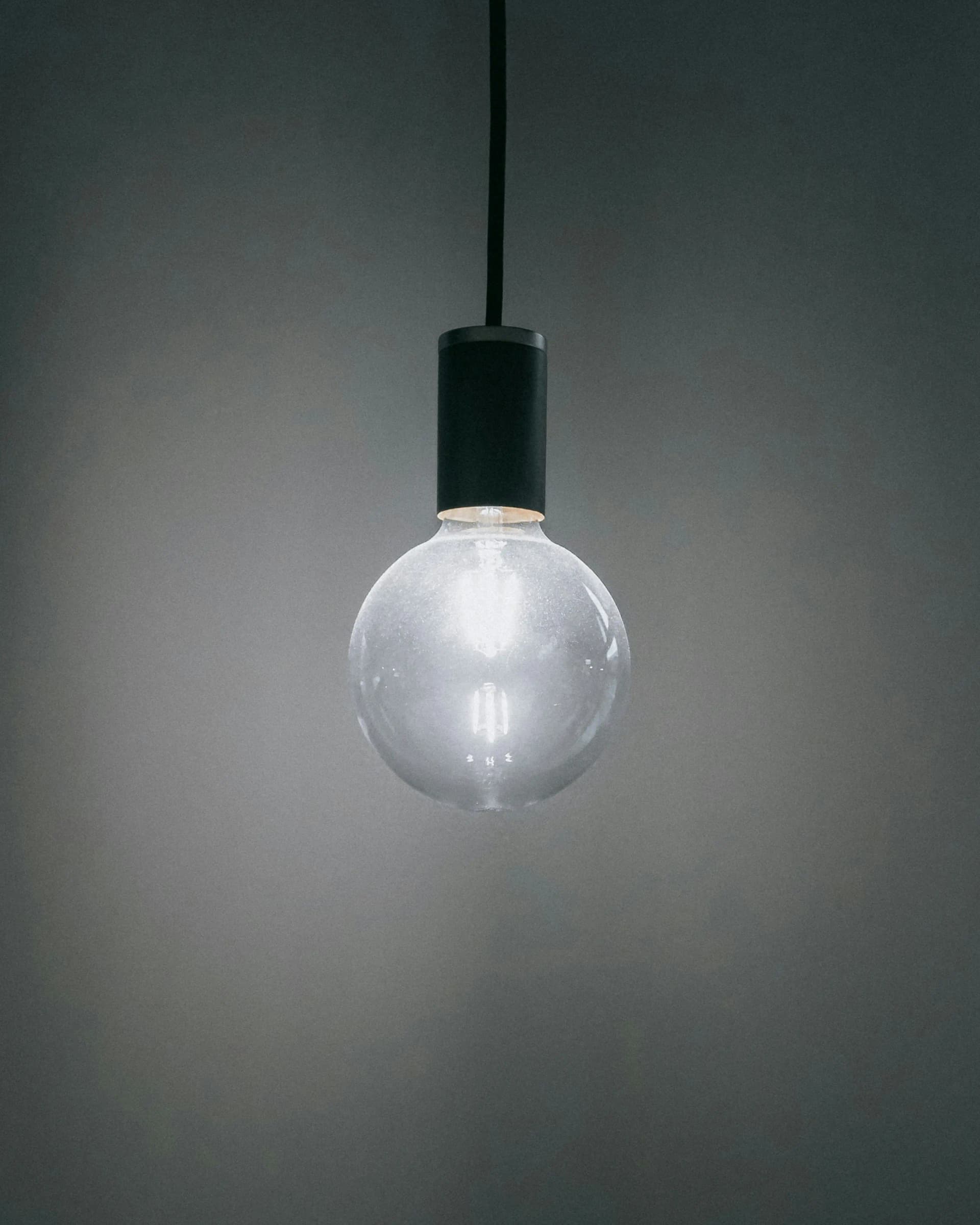 Minimalistische Glühbirne als Symbol für klares Denken