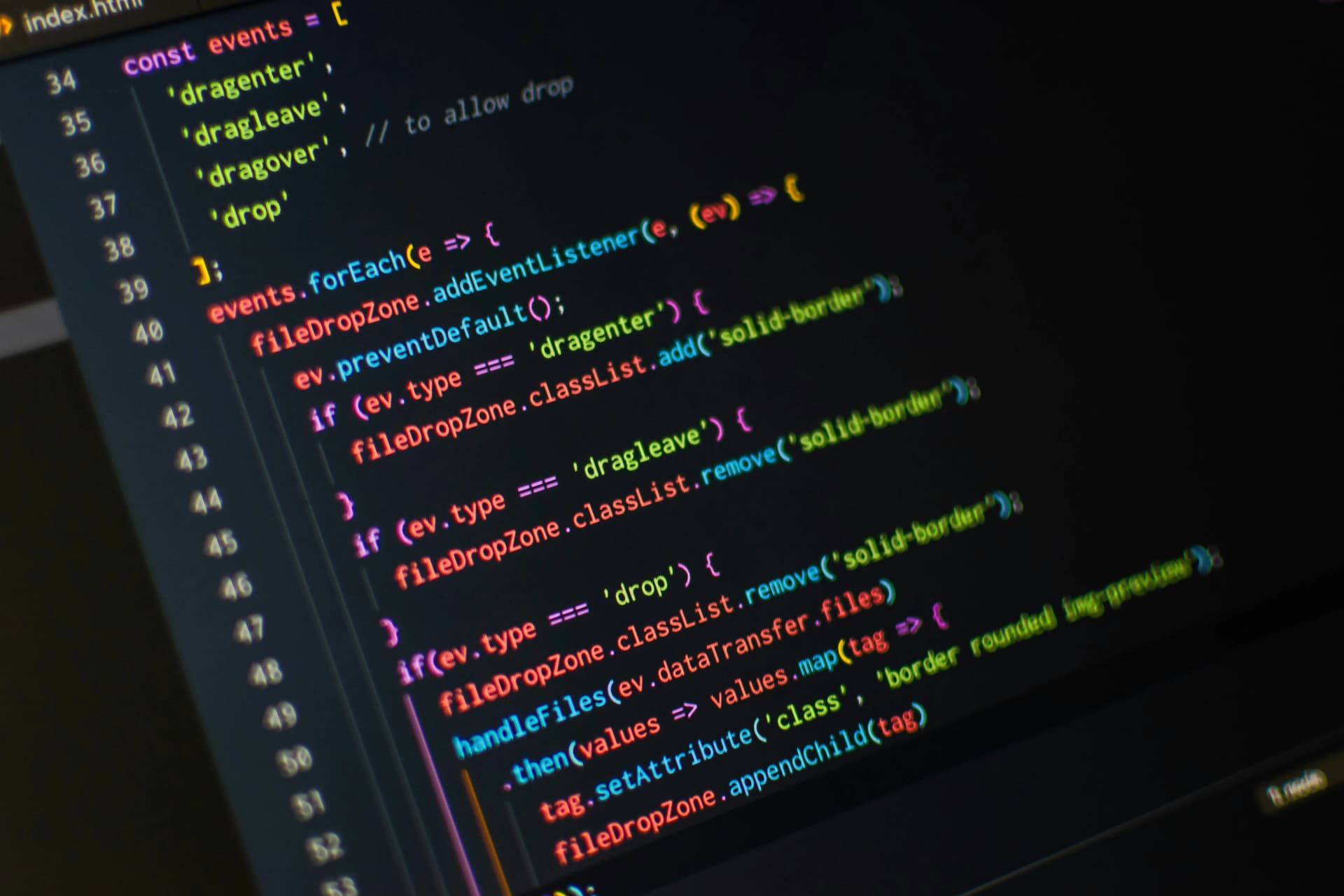 Farbiger Code auf einem dunklen Bildschirm